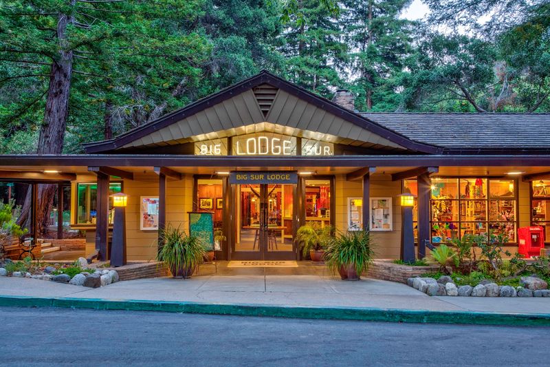 A Cozy Cottage Stay Waits At The Lodge