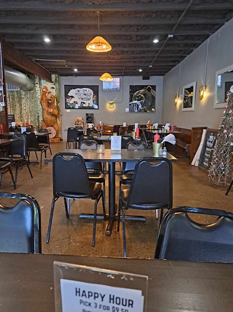 Yelp Named This Kentucky Spot The Top Cheeseburger Joint In The State, And One Bite Explains Why - Decor Hint Say Hello To The Eight-Foot Grizzly Guarding The Dining Room