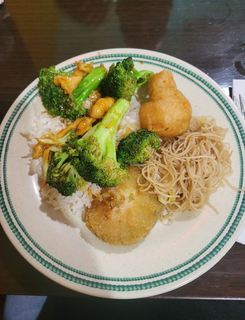 This Unassuming North Carolina Buffet Serves A Massive All-You-Can-Eat Feast For Under $10 - Decor Hint Try The Broccoli Chicken That Regulars Keep Coming Back For