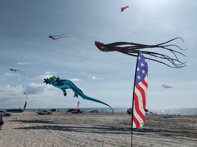 This North Carolina Beach Will Fill With Hundreds Of Giant Kites For One Colorful October Weekend - Decor Hint Catch Skilled Flyers Putting Stunt Kites Through Their Paces