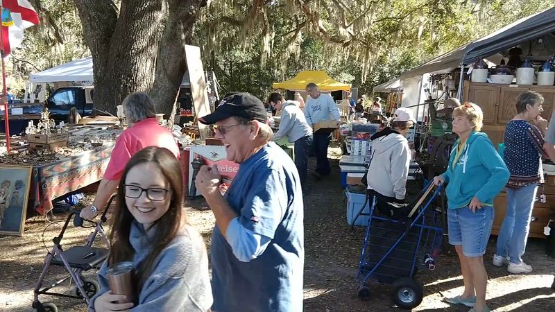 Inside This Florida Antique Mall, Three Hundred Dealer Booths Fill One Giant Old Building - Decor Hint Extravaganza Weekends Turn Up The Volume