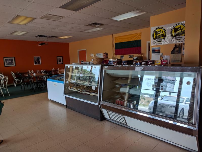 Small Room, Simple Decor, Steady Lunch Traffic
