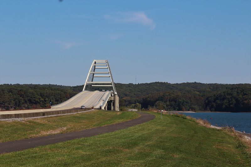 A Whole Kentucky Town Disappeared Beneath This Lake, And Its Story Still Surfaces Today - Decor Hint Five Thousand Workers And One Enormous Faucet
