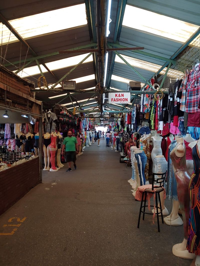 Trunks, Tailgates, and Shopping Carts as Storefronts