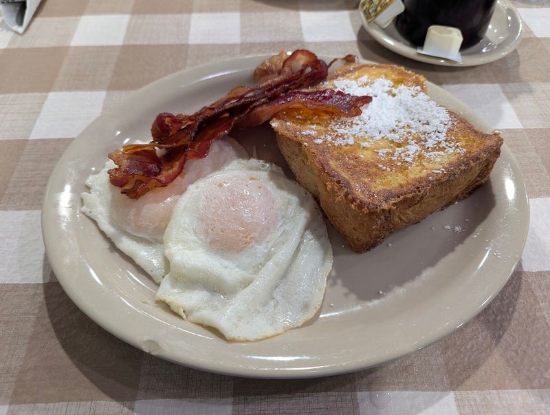 Peanut Butter Pie Sells Out By The Slice At This Amish Restaurant In Florida - Decor Hint Breakfast Starts Early And Ends Sooner Than You Think