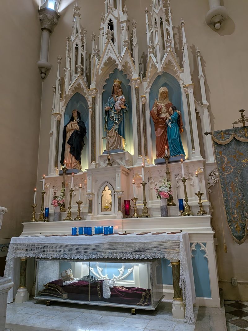 This Kentucky Church Holds A Rare Treasure That Few American Churches Have - Decor Hint Glass Cases With A Science Twist