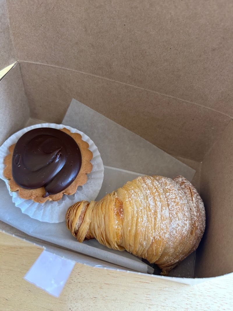 This Connecticut Italian Bakery Makes Pastries That Could Give Rome A Run For Its Money - Decor Hint Sfogliatelle Worth The Crumbs On Your Shirt