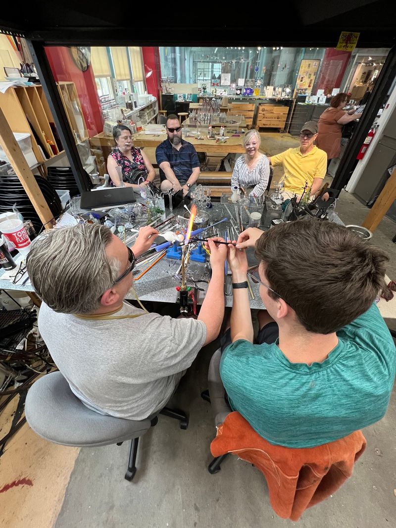 This Kentucky Glass Studio Lets You Walk In And Create Your Own Masterpiece - Decor Hint Watch Real Artists At Work