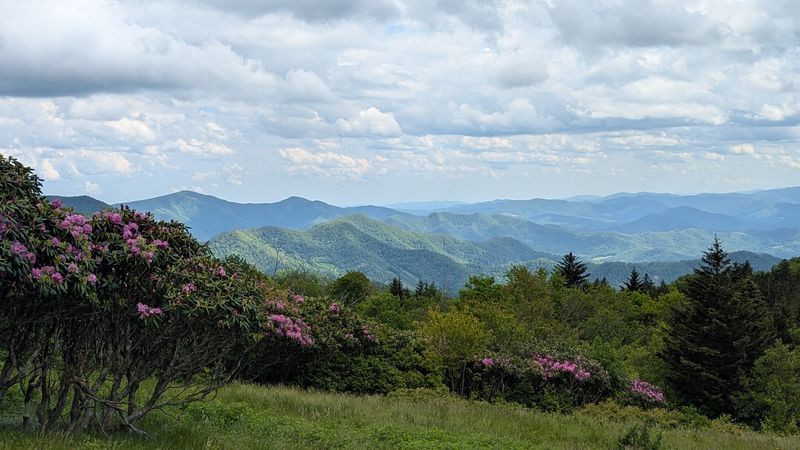 North Carolina Has A Hidden Mountain Town That Locals Try To Keep To Themselves Every Fall - Decor Hint This Tiny Town Sits Right Below One Of The Blue Ridge’s Most Spectacular High Peaks