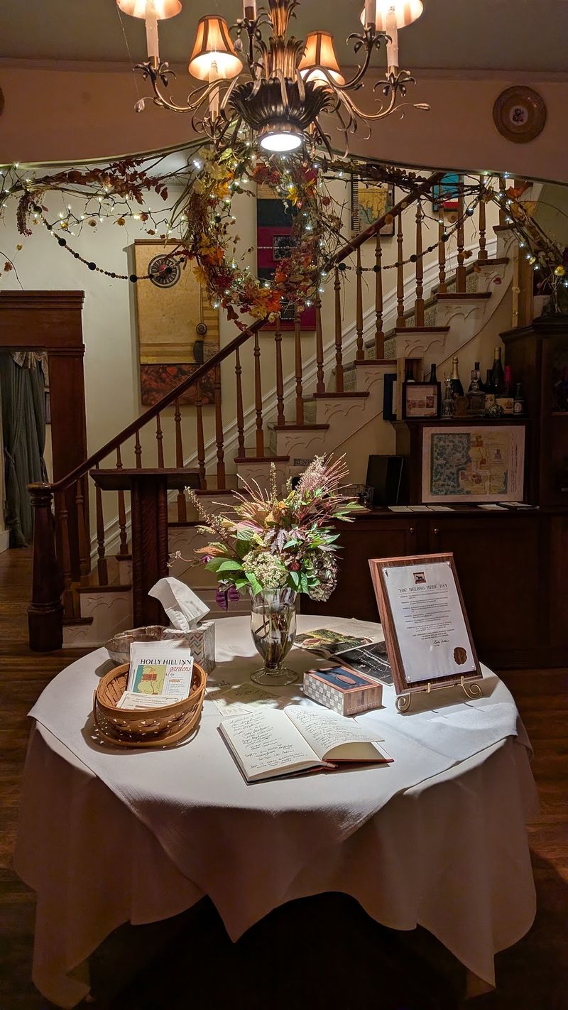 11 Kentucky Eateries That Do Zero Advertising Yet Fill Up Every Night - Decor Hint Holly Hill Inn