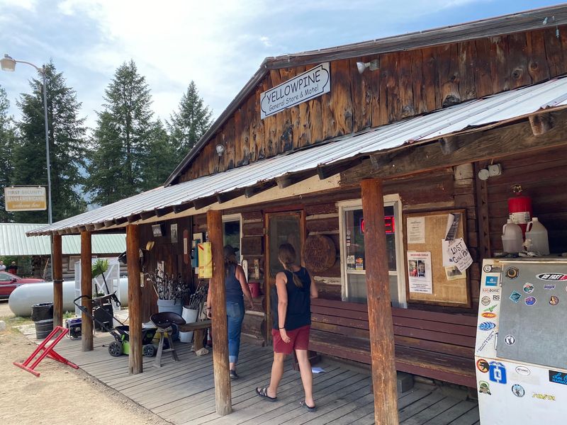 Fewer Than 20 People Still Live In This Idaho Mining Town At The End Of A Long Dirt Road - Decor Hint Creeks Running Right Past Your Doorstep