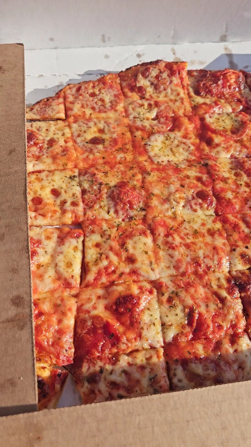 An Illinois Pizzeria Serves Cracker-Thin Tavern Squares So Crispy Locals Fight For The Corner Pieces - Decor Hint Bring Cash And Enjoy An Old-Fashioned Routine