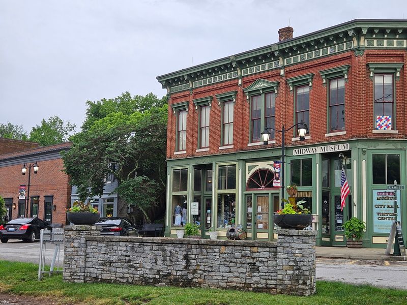Everyone Goes To Lexington, But This Nearby Kentucky Town Has Just As Much Horse Country Charm - Decor Hint Shopping That Feels Like A Treasure Hunt