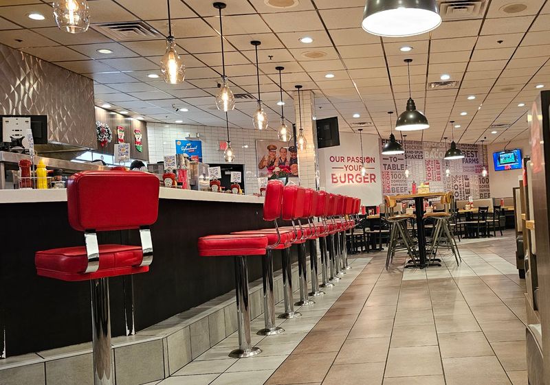 This Retro Maryland Diner Serves Crispy Onion Rings That People Keep Raving About - Decor Hint Grab A Counter Seat And Watch The Kitchen Work