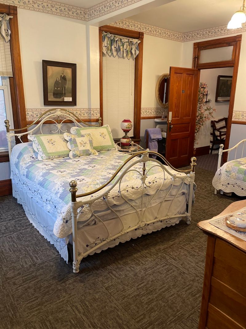 Started As A Railroad Hotel In 1890, This Nebraska Building Now Serves Steaks Downstairs - Decor Hint Eleven Rooms, Eleven Families, Zero Copies