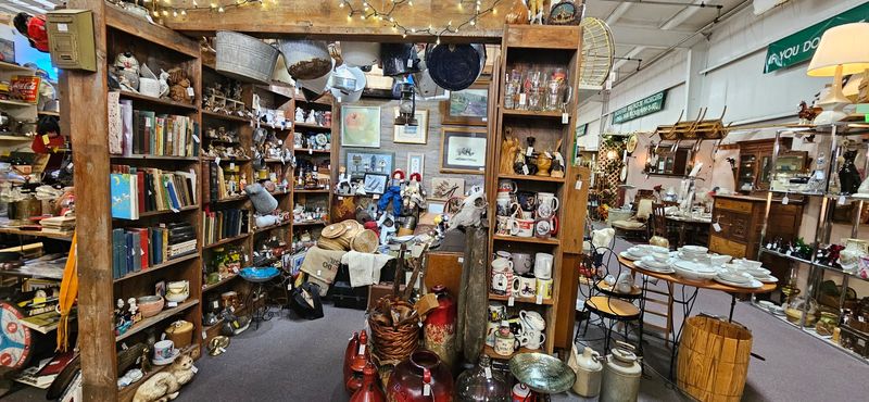 This Enormous Nebraska Antique Mall Fills Endless Aisles With Hundreds Of Dealer Booths Every Day - Decor Hint Why One Visit Probably Won't Be Enough