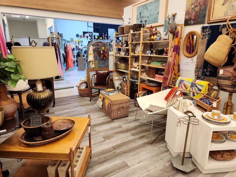 12 California Antique Stores We Ranked Among The Best For Vintage Finds - Decor Hint The Mart Vintage & Antique Mall