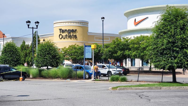 The Massive Outlet Mall In New York That Makes A Shopping Road Trip Feel Worthwhile - Decor Hint Leave The Car Behind And Let The Train Do The Driving