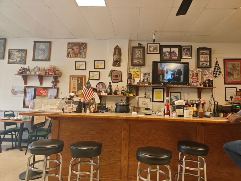 8 Hole-In-The-Wall Eateries In Central California Most Visitors Miss In 2026 - Decor Hint Sixth Street Diner
