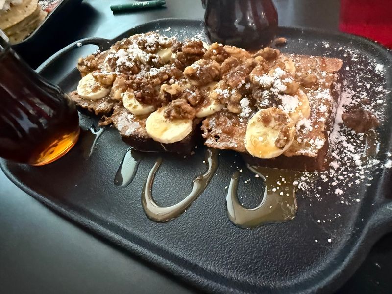 This Idaho Diner Has A Long Wait Most Mornings, And Regulars Have Been Lining Up For Years - Decor Hint French Toast That Thinks It's Dessert