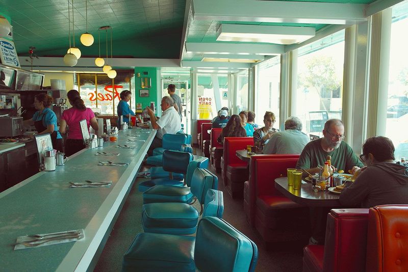 9 Vintage California Diners With Breakfasts So Good They Are A Local Legend - Decor Hint Rae's Restaurant, Santa Monica