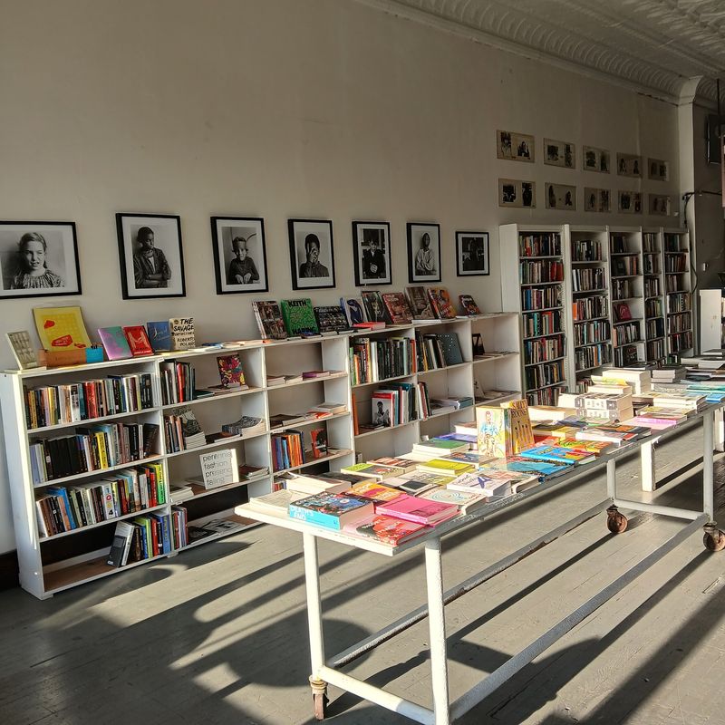 10 Cozy Book Cafes In New York Where You Can Read And Relax For Hours - Decor Hint Fitz Books & Waffles