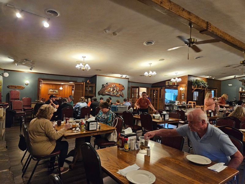 This Georgia Restaurant Serves Southern Favorites Inside A Beautiful 19th-Century Home - Decor Hint Sides That Steal The Spotlight