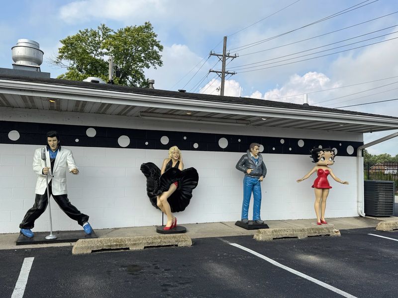 Elvis And Marilyn Are Waiting Outside For Selfies
