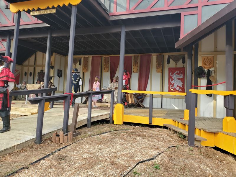 This Louisiana Fall Festival Turns The Countryside Into A 16th-Century Village Filled With Merchants - Decor Hint Finding The Gates Is Easier Than Finding A Dragon