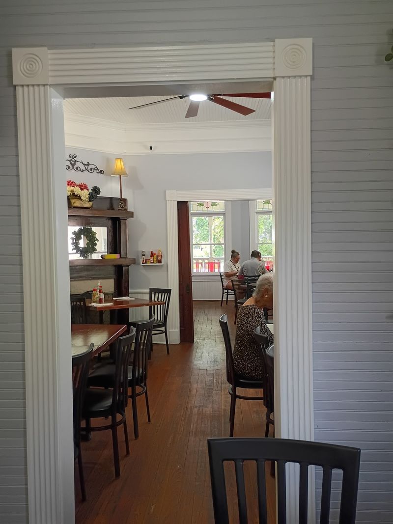 Fried Chicken And Homemade Cobbler Bring Families To This Old Georgia Country Buffet - Decor Hint Southern Hospitality Is The Secret Ingredient