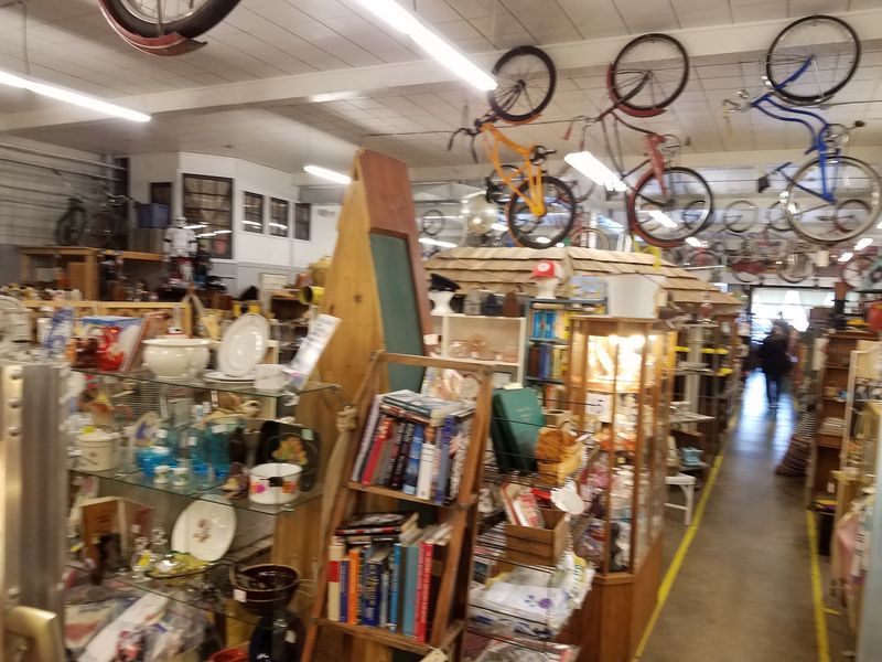 This Surprisingly Big Idaho Vintage Market Sends You Home With Fair-Priced Finds From Numerous Booths - Decor Hint Worth The Afternoon In Coeur d'Alene