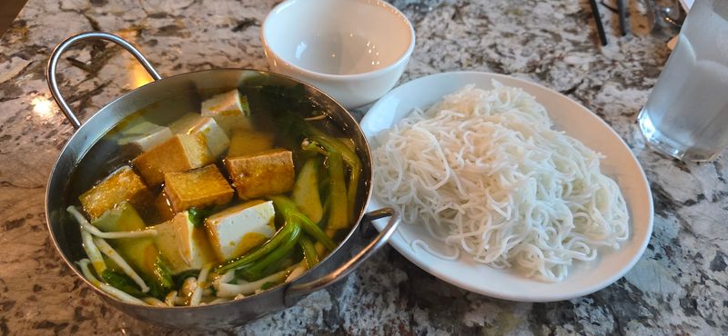 A Vegetarian Hot Pot Made For Lingering