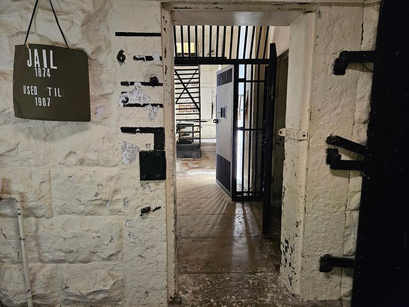 This 200-Year-Old Kentucky Jail Lets You Spend The Night Behind Bars, And Guests Say It’s Still Haunted - Decor Hint Your Stay Comes With A Free Tour Of The Old Lockup
