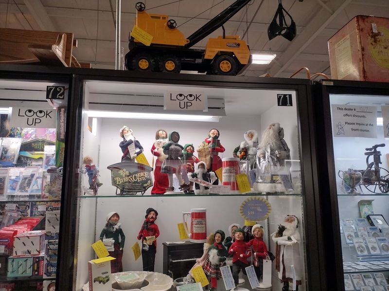 This Enormous Nebraska Antique Mall Fills Endless Aisles With Hundreds Of Dealer Booths Every Day - Decor Hint Collectors Will Want To Linger By The Glass Cases
