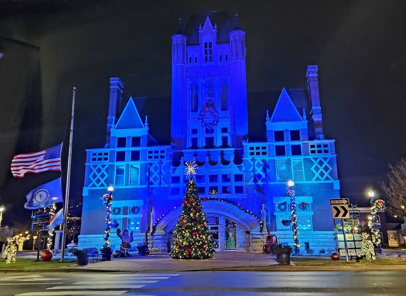 This Kentucky Town Becomes A Real-Life Christmas Card Every December - Decor Hint Save Room On Your Map For An Underground Light Show