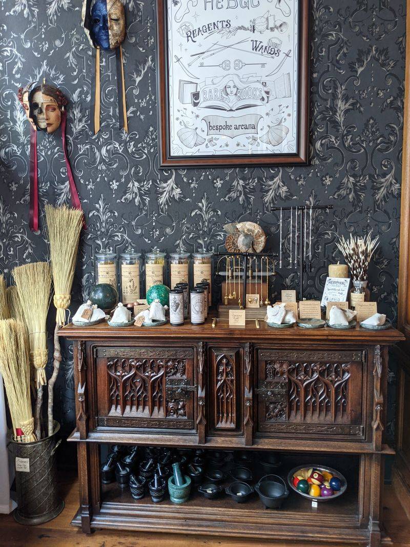 Victorian Hosts, Wax Seals, And Two Famous Cats