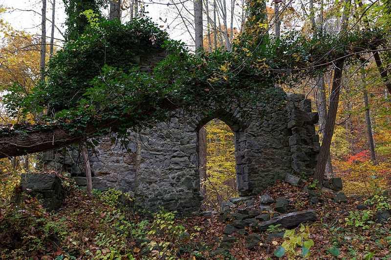 An Eerie Ghost Town Is Lurking In Maryland And It Feels Straight Out Of A Nightmare - Decor Hint Hiking The Old Alberton Road
