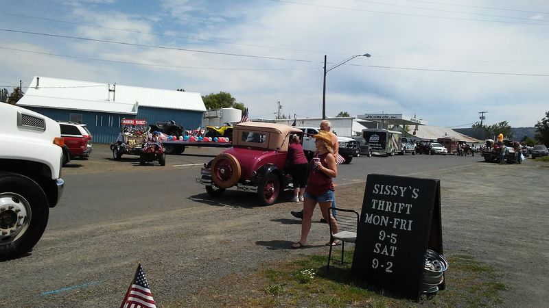 About 3,300 People Live In This Idaho Prairie Town Where Grain Elevators Tower Over Main Street - Decor Hint A Ski Hill With True Hometown Character