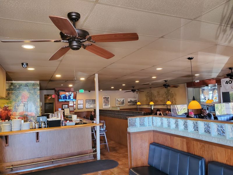 12 Old-School Italian Restaurants In Sacramento, California, Where Generous Portions Are Part Of The Tradition - Decor Hint Roma 2 Pizzeria
