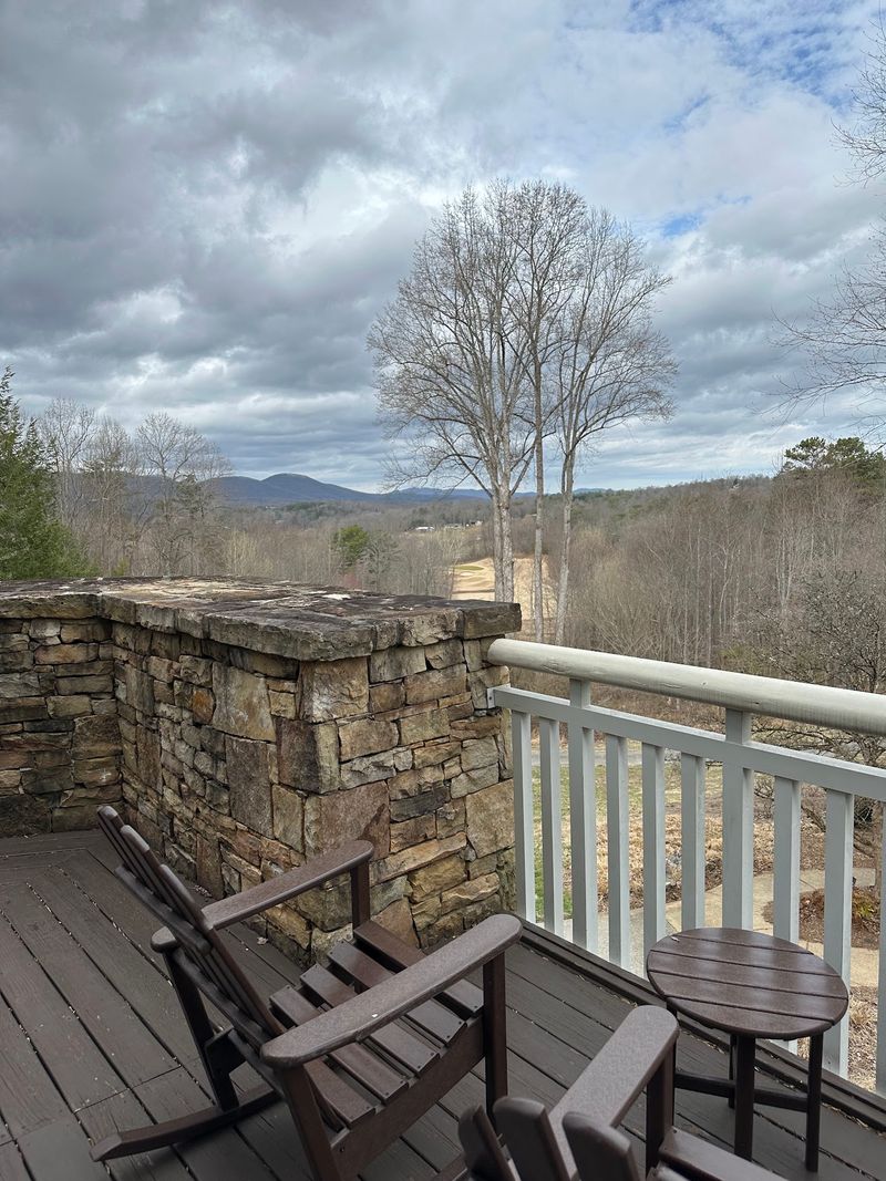 This Small Georgia Mountain Town Has A Golf Resort Surrounded By Stunning Scenery - Decor Hint Private Cottages For Groups And Quiet Seekers