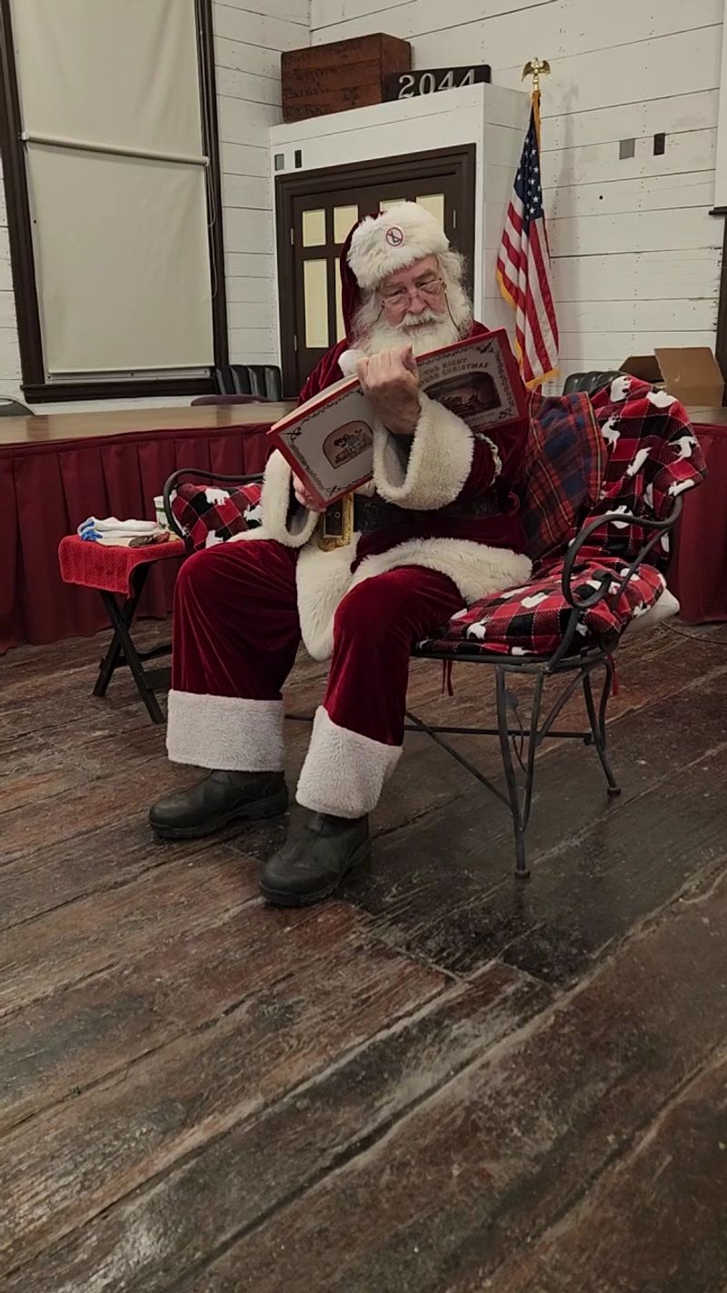 Pennsylvania's Magical Christmas Train Brings Santa To Every Child With Hot Chocolate And A Story - Decor Hint A Bedtime Story Read By The Big Guy Himself