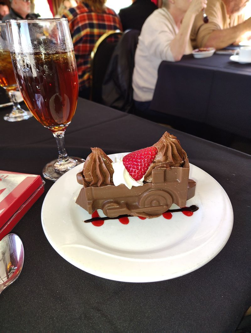 This Kentucky Dinner Train Pairs Delicious Meals With Gorgeous Countryside Views - Decor Hint Dessert Has A Name That Sounds Like A Toy Train