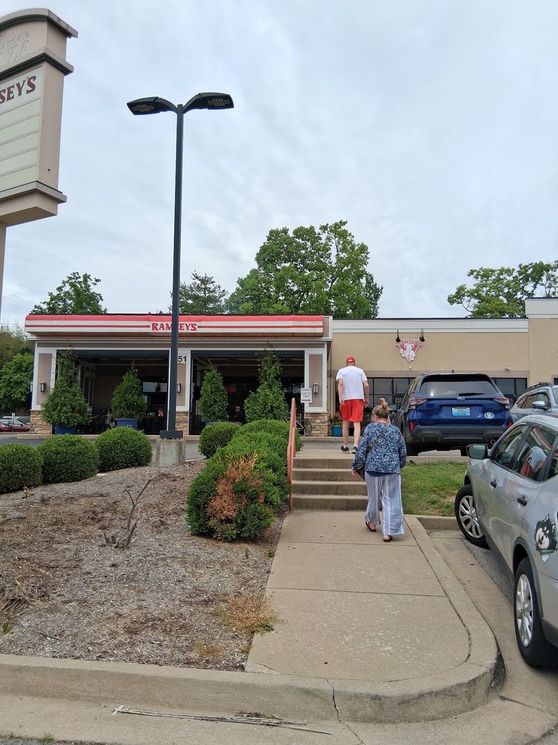 The Kentucky Comfort Food Restaurant Locals Swear By When The Temperature Takes A Dip - Decor Hint Kentucky Roots, Checked Tablecloths, And Warm Welcomes
