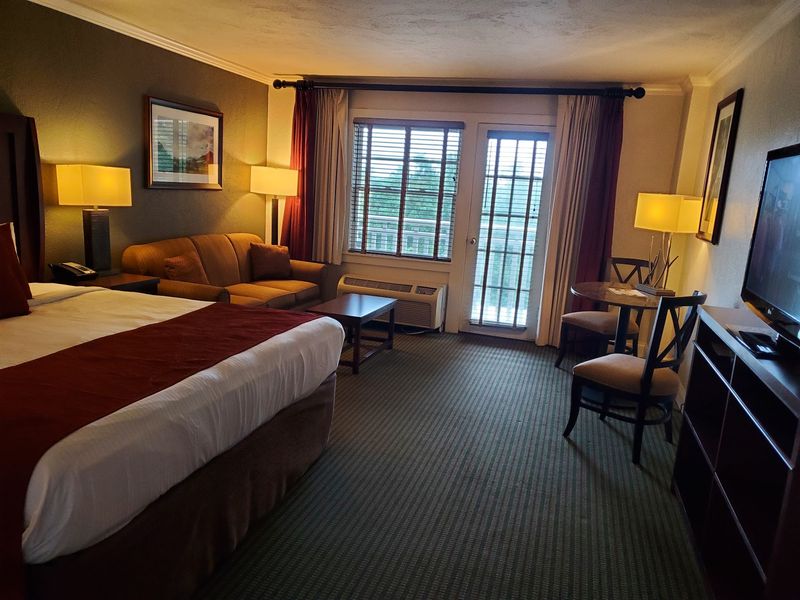 This Small Georgia Mountain Town Has A Golf Resort Surrounded By Stunning Scenery - Decor Hint Rooms With Fireplaces And Handmade Touches