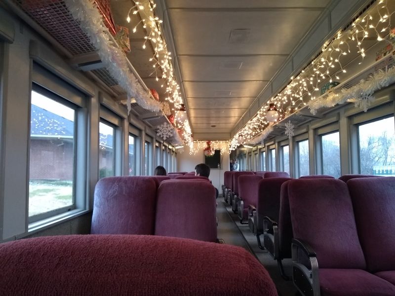 This Kentucky Town Becomes A Real-Life Christmas Card Every December - Decor Hint All Aboard For A Ride With The Big Guy In Red