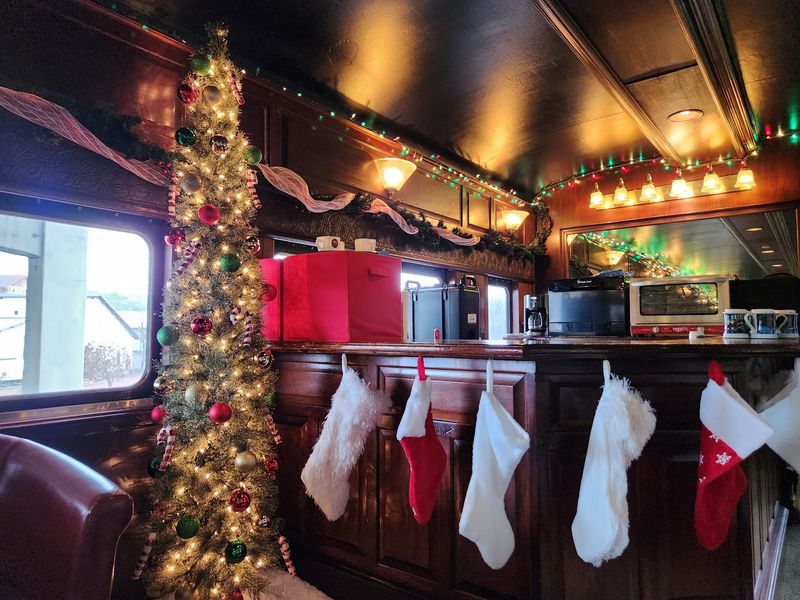 10 Wonderfully Weird Themed Restaurants In Maryland Where Dinner Becomes An Adventure - Decor Hint Western Maryland Scenic Railroad Dining Train, Cumberland