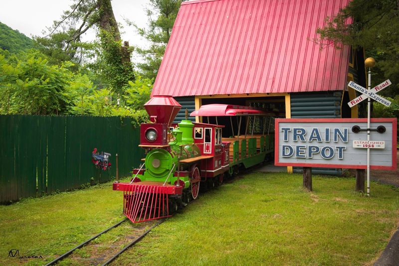This October, Meet Santa And Real Reindeer At A North Carolina Park That Celebrates Christmas Early - Decor Hint Ride Santa’s Express Train Through The Christmas-Themed Park