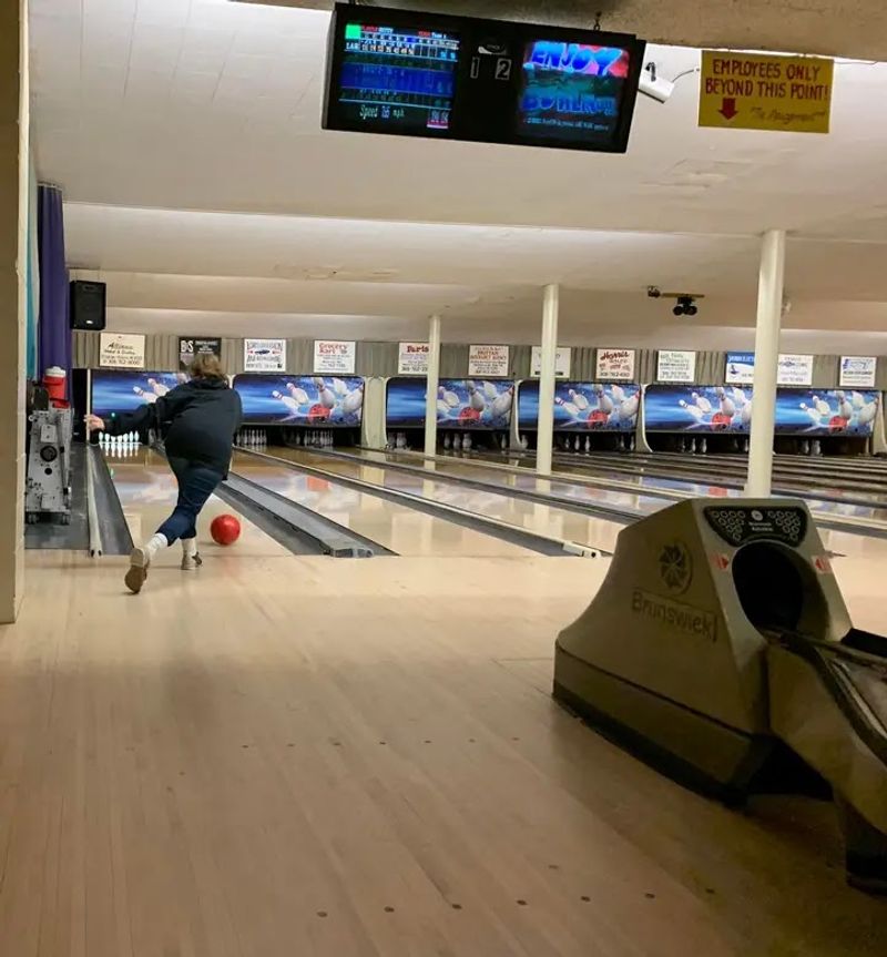 This Nebraska Bowling Alley Has Been Run By The Same Family Since 1952 - Decor Hint Wood Approaches and Well-Loved Lanes