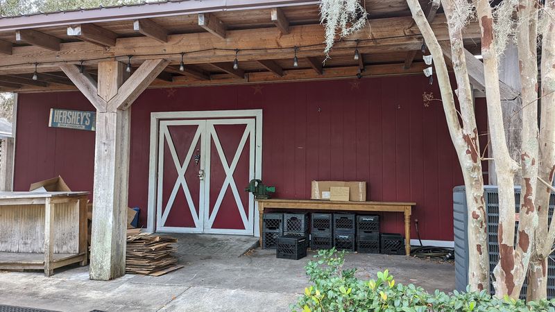 At This Amish-Style Store In Florida, You Leave With Shoofly Pie, Whoopie Pies, And Made-To-Order Deli Sandwiches - Decor Hint Friendly Faces And A Few Tables In The Sunshine