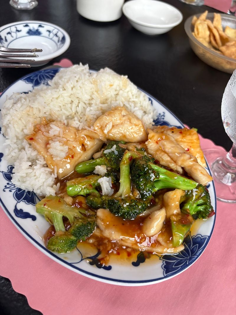 We Ranked The 9 Top Old-School Chinese Restaurants In New York And Here’s Who Made The Cut - Decor Hint May Jen, A Family Kitchen Since 1981